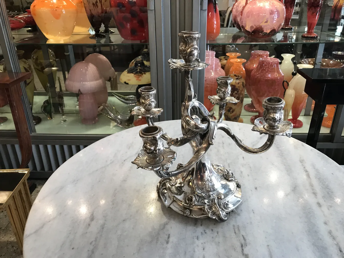 Candelabri antichi con design decorativo su uno sfondo colorato