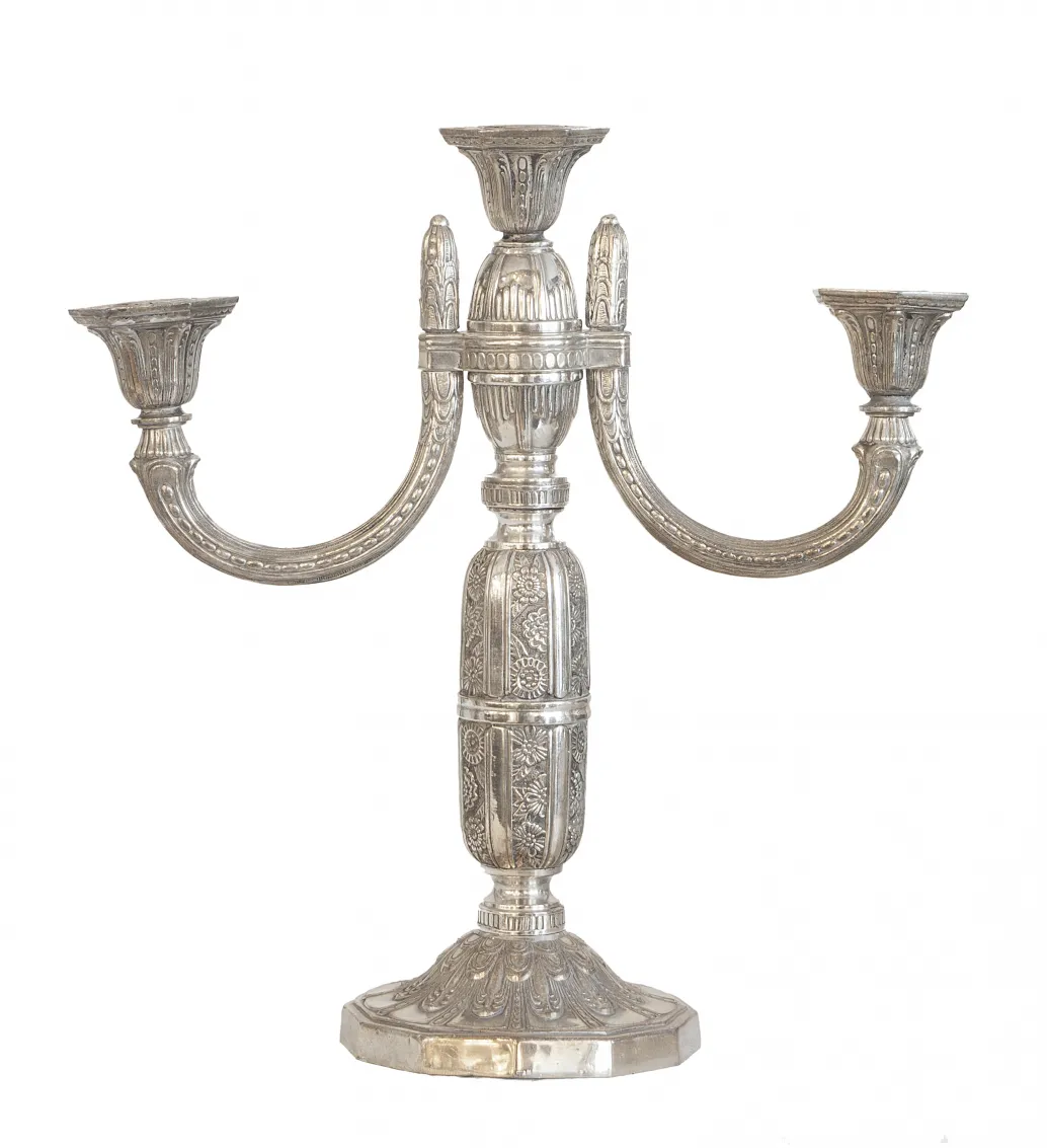 Dos candelabros antiguos con tres brazos decorativos en la base