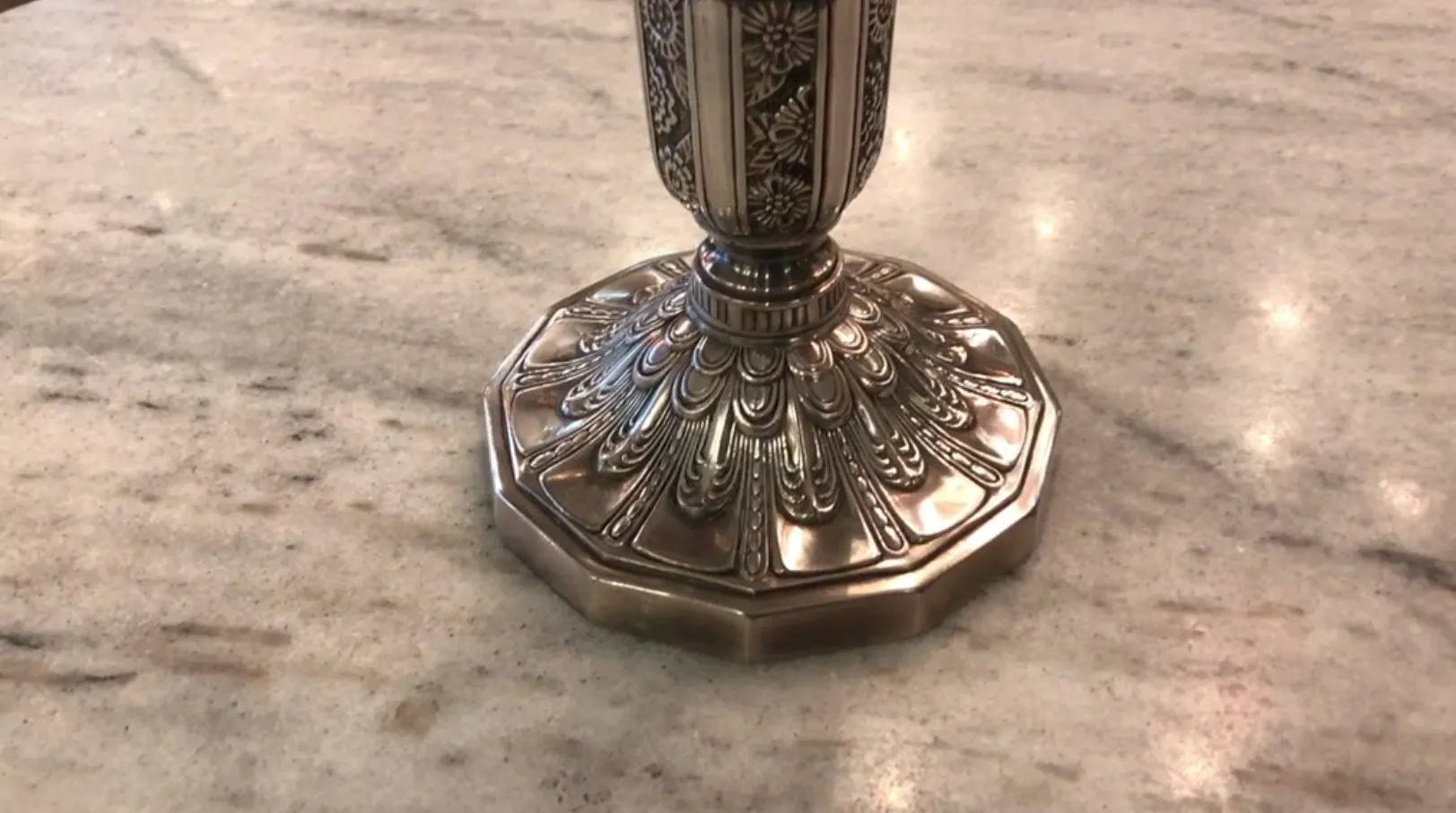 تفاصيل زخرفية لشمعدان قديم 2