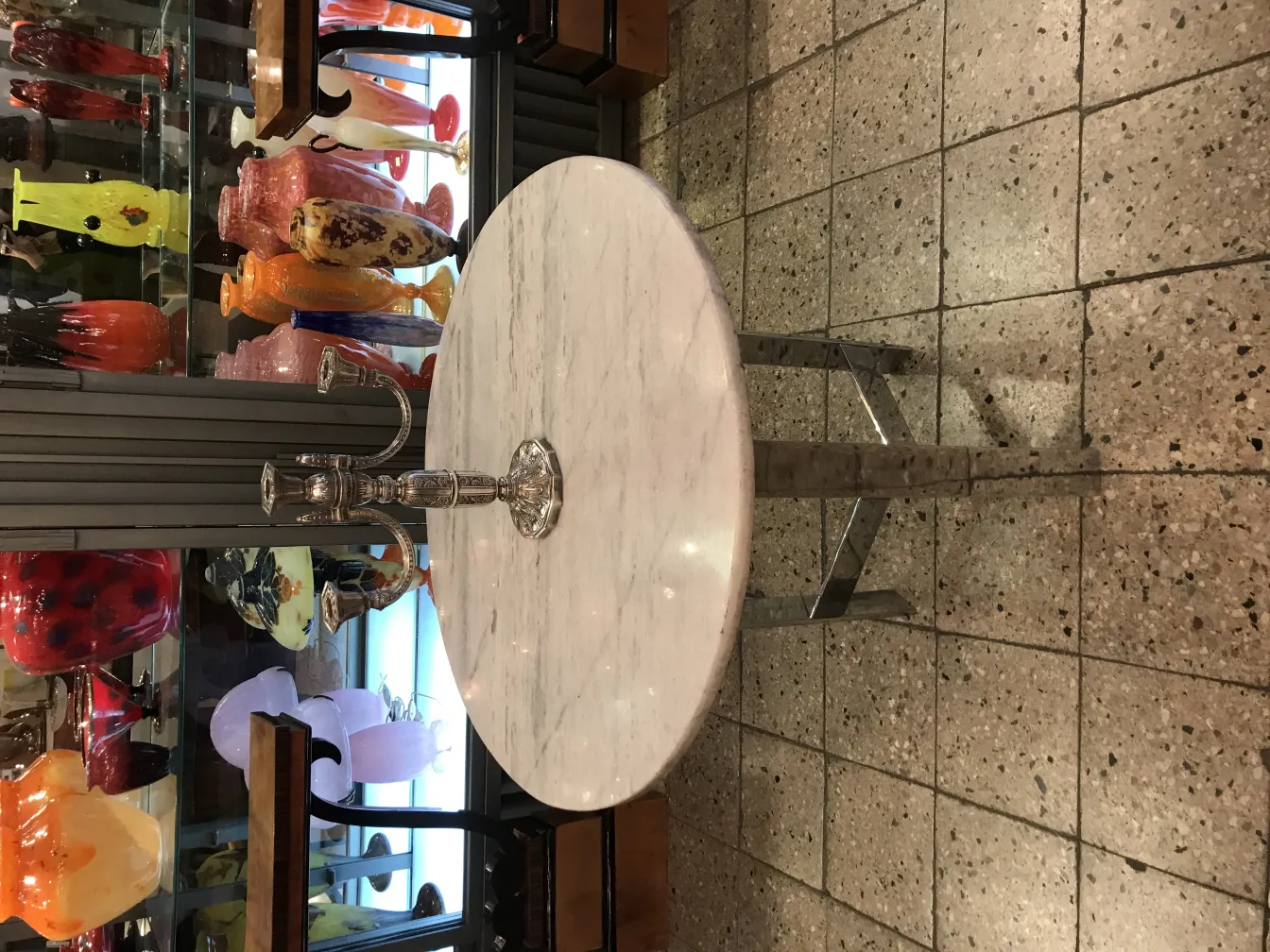 Due portacandeli antichi decorativi con curve eleganti in un ambiente antico colorato.