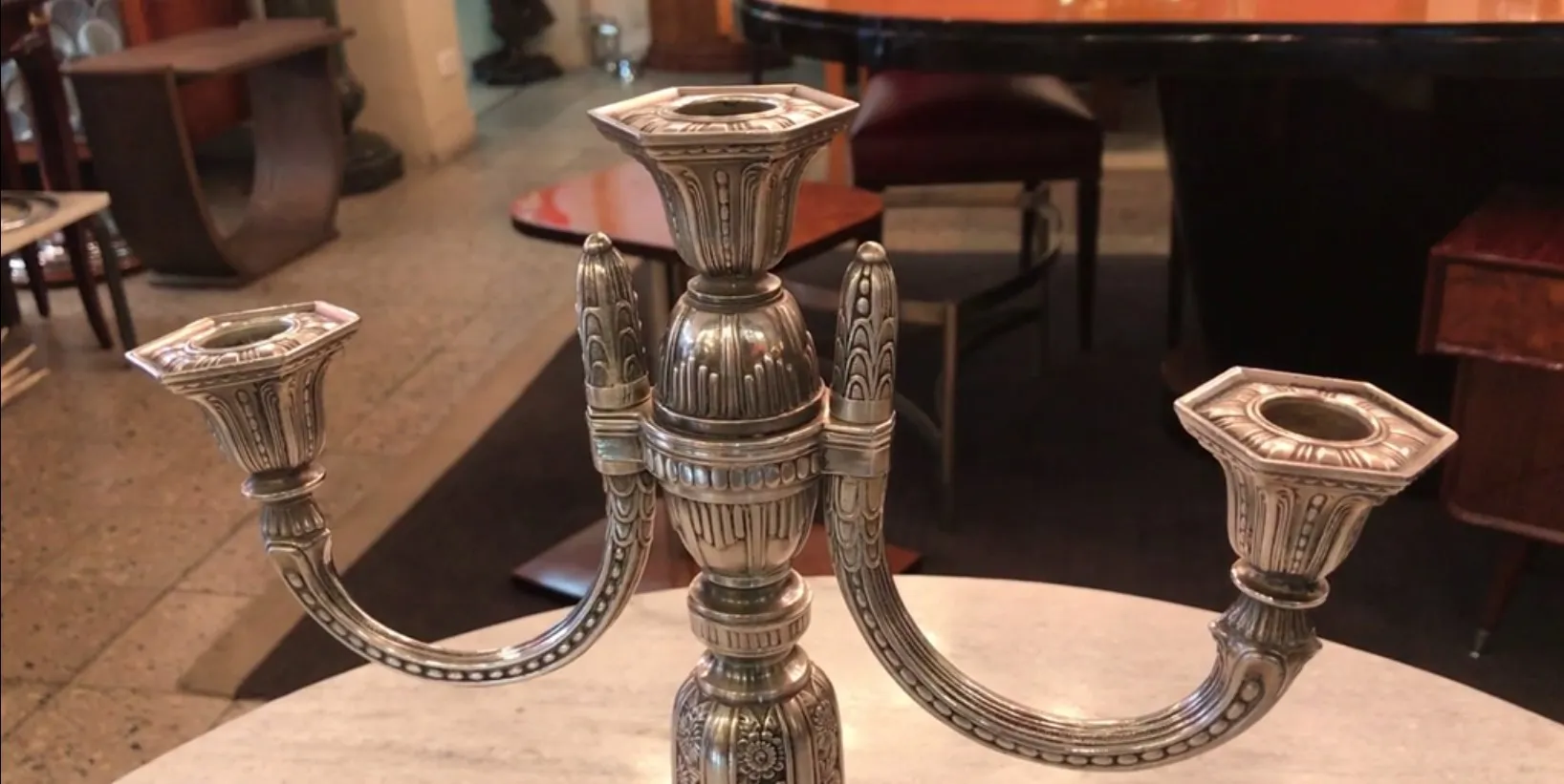  dekorative antike kerzenhalter mit drei armen und eleganten stil in einem raffinierten ambiente