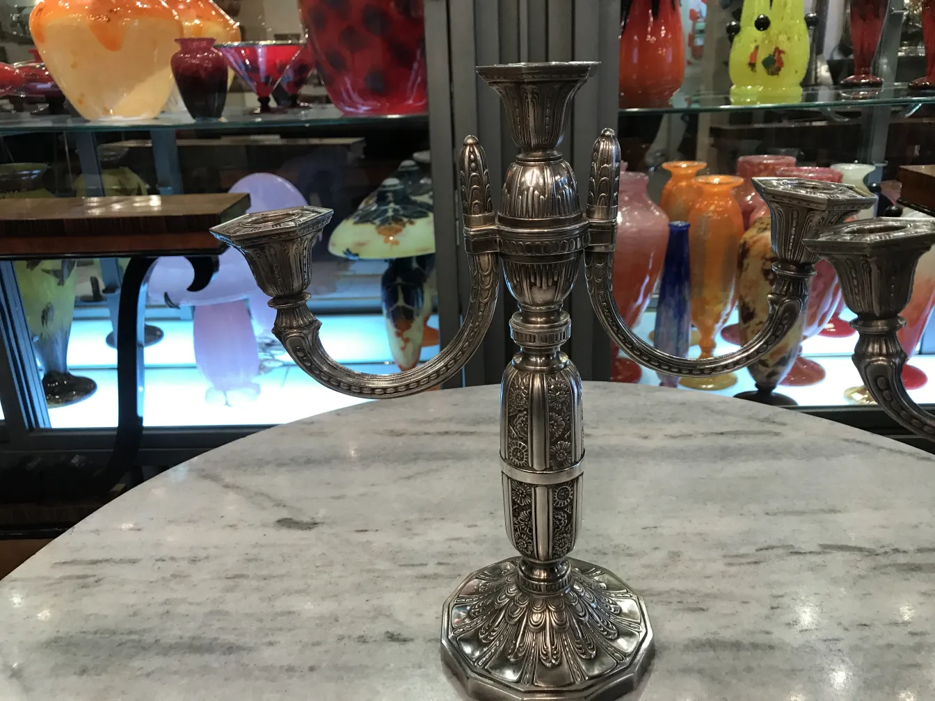 شمعدانات قديمة في بيئة زخرفية مع vasos ملونة