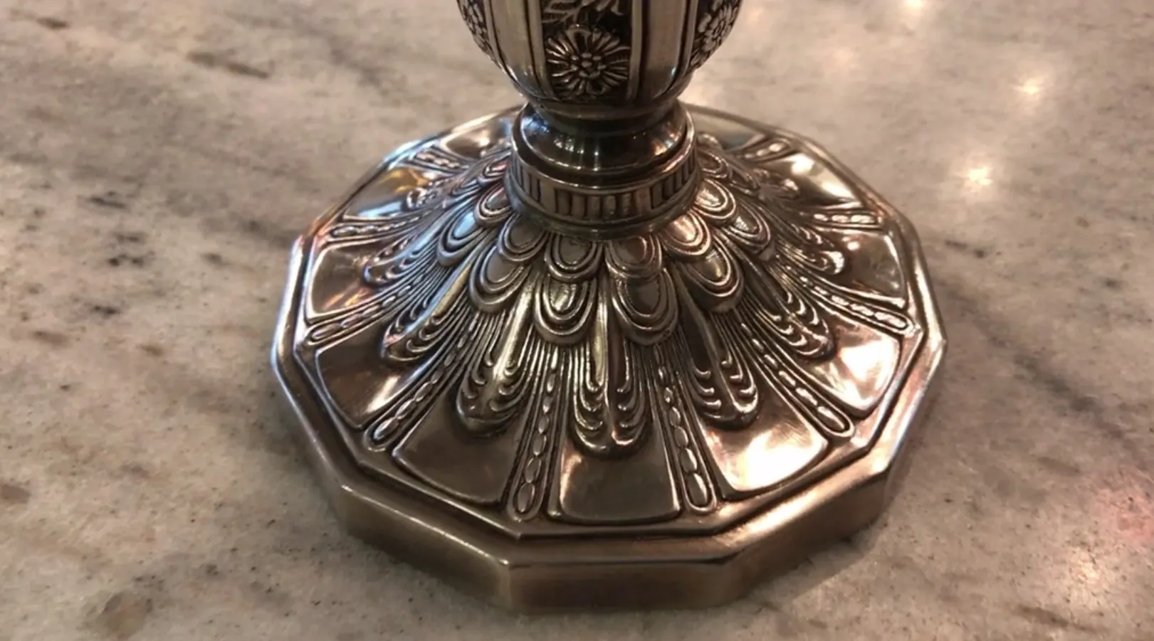 古董蜡烛台的装饰底座，细致而优雅