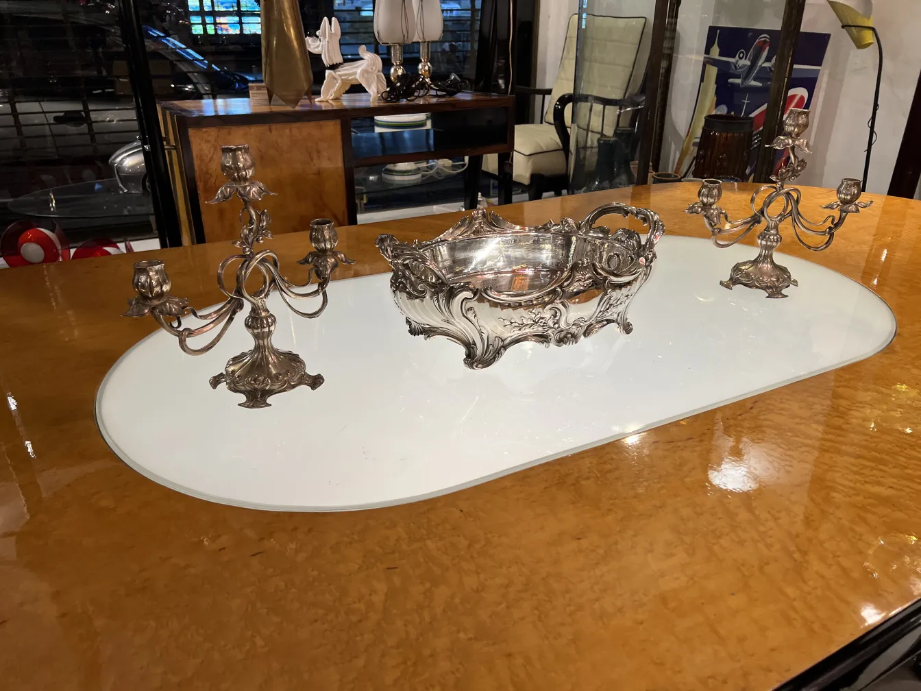 Dois castiçais antigos em estilo Art Nouveau em um ambiente elegante.