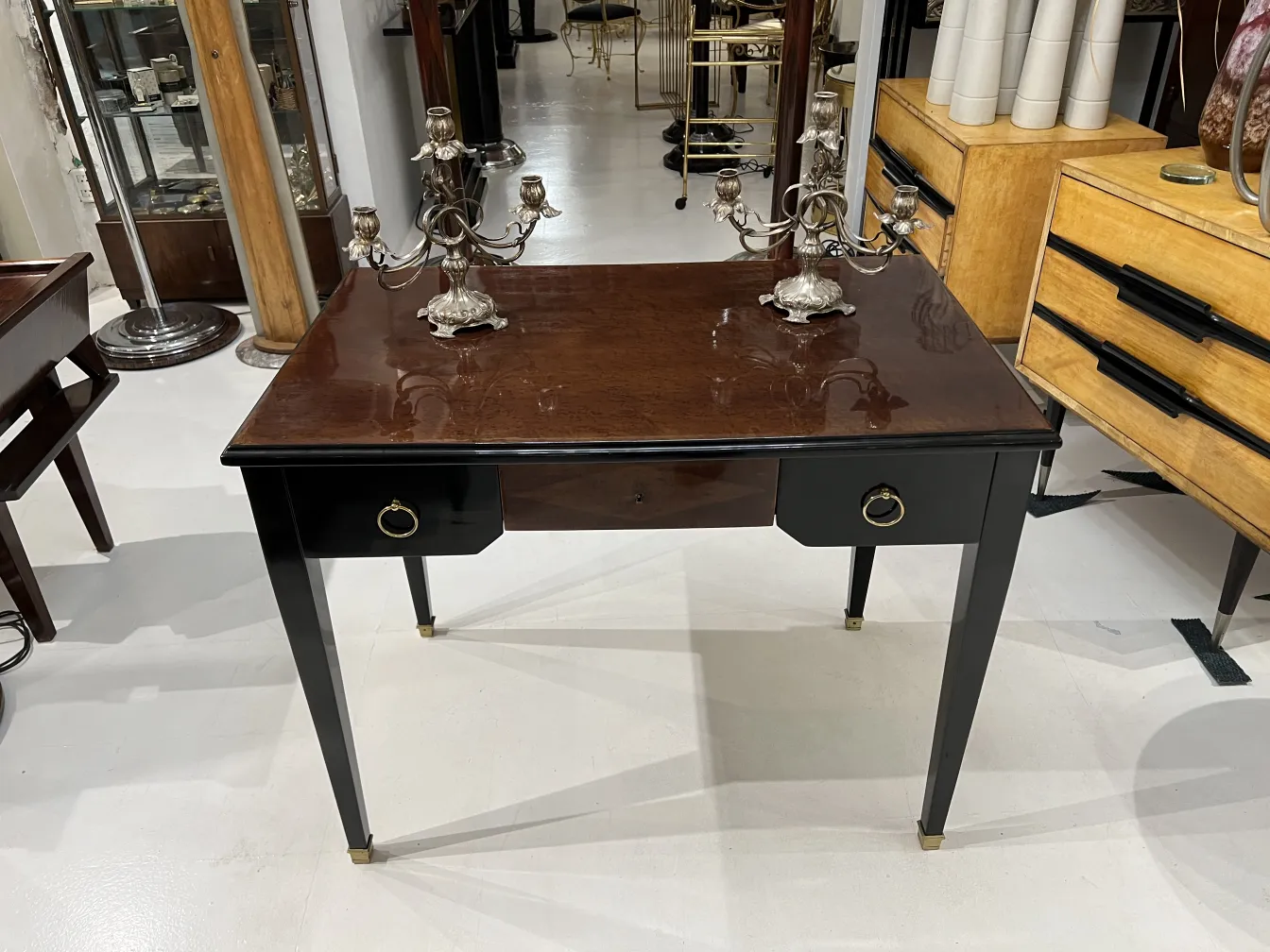 deux candélabres anciens sur une table en bois