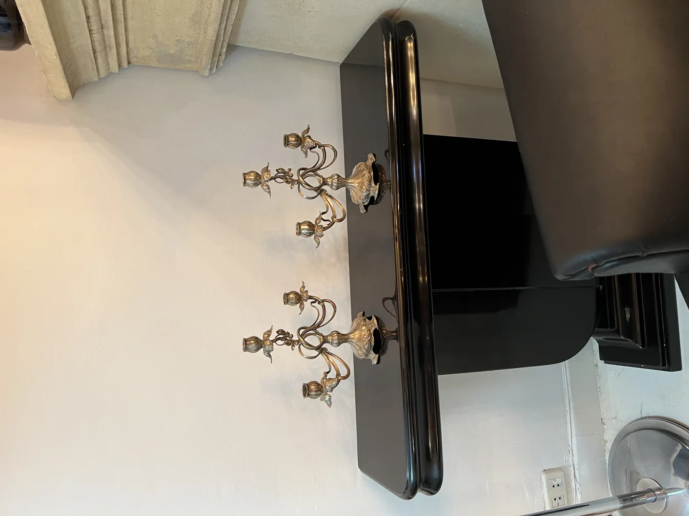 Zwei antike art nouveau kerzenhalter auf einem schwarzen Tisch