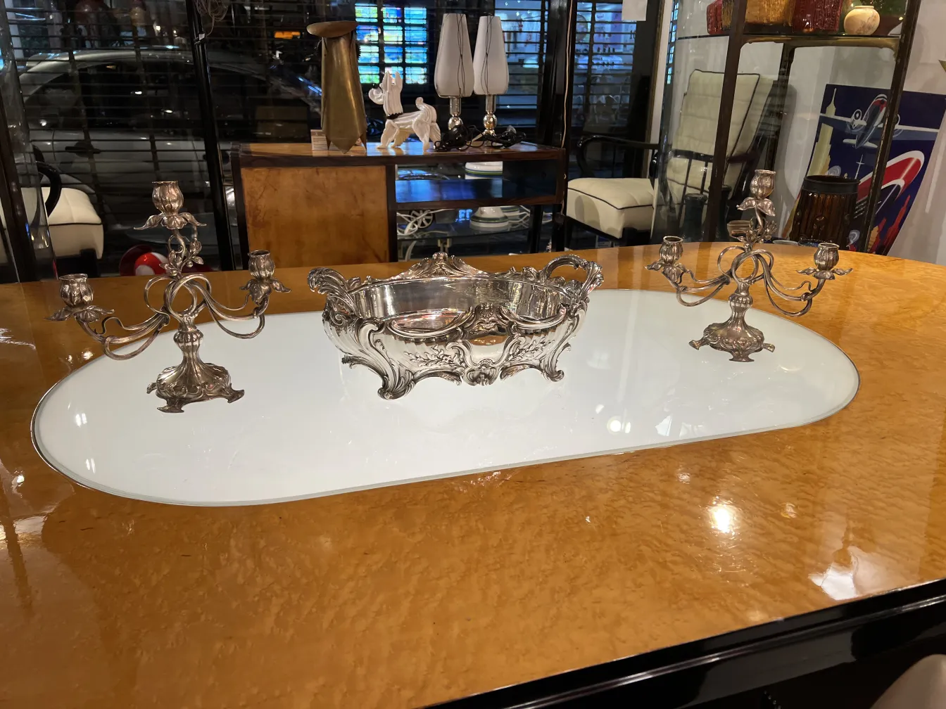 दो प्राचीन कैंडेलब्रा art nouveau जिसमें जटिल विवरण हैं