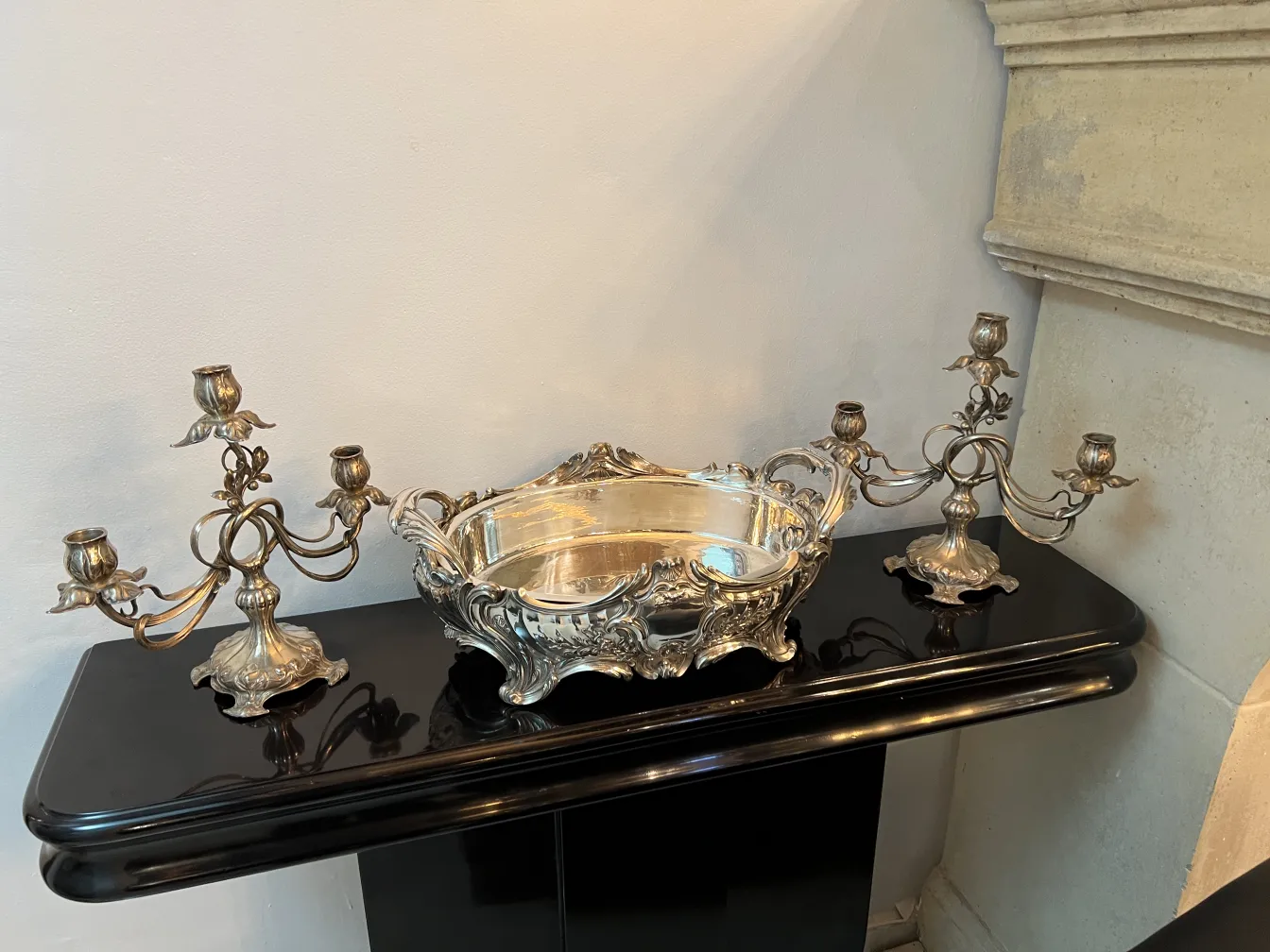 due portacandeli antichi decorativi su un tavolo nero