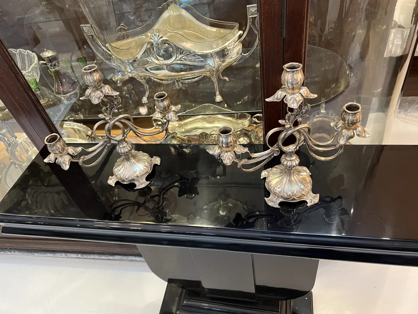 Dois castiçais antigos art nouveau com detalhes decorativos