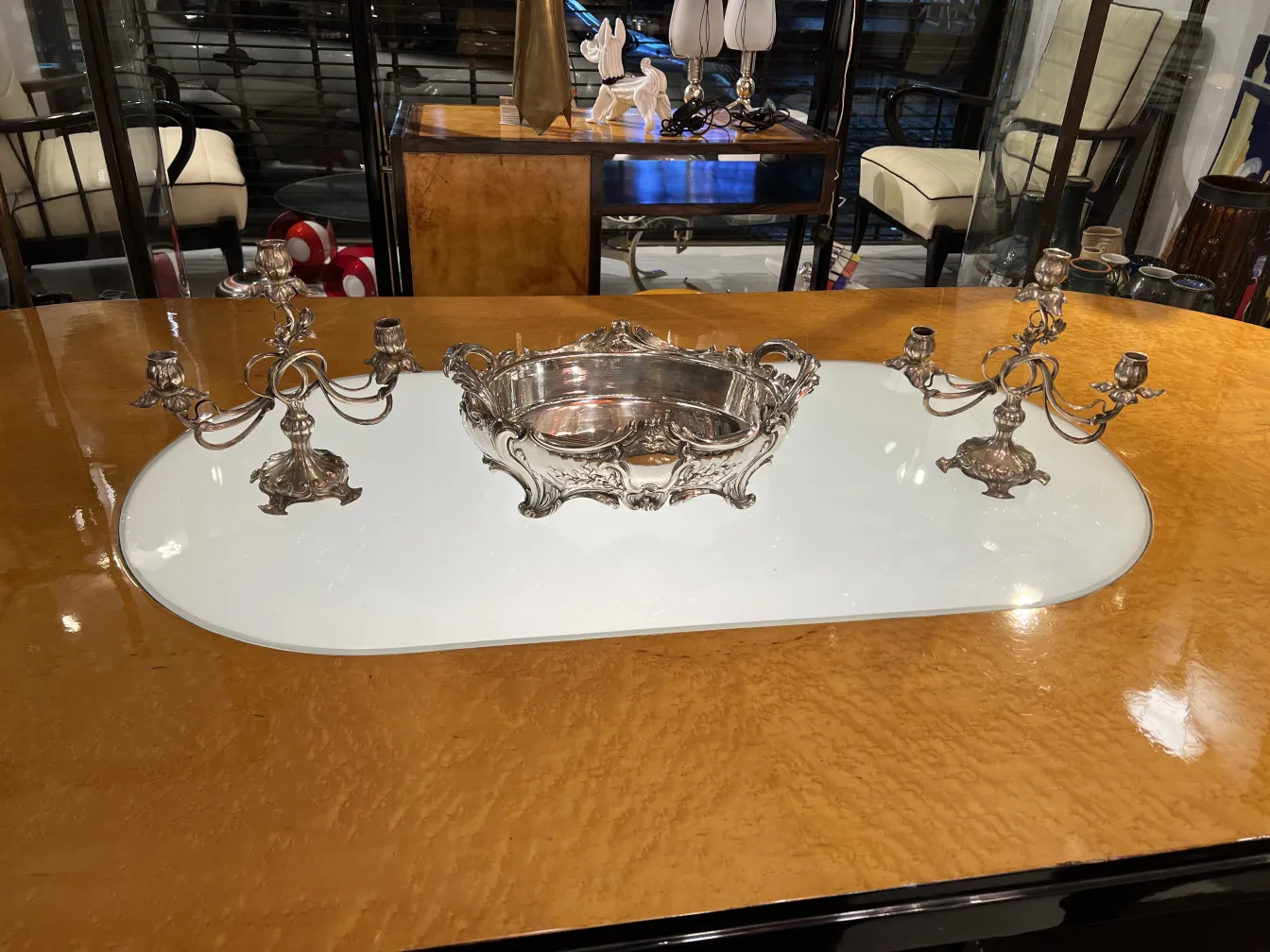 Due candelabri antichi con decorazioni floreali in un contesto arredato.