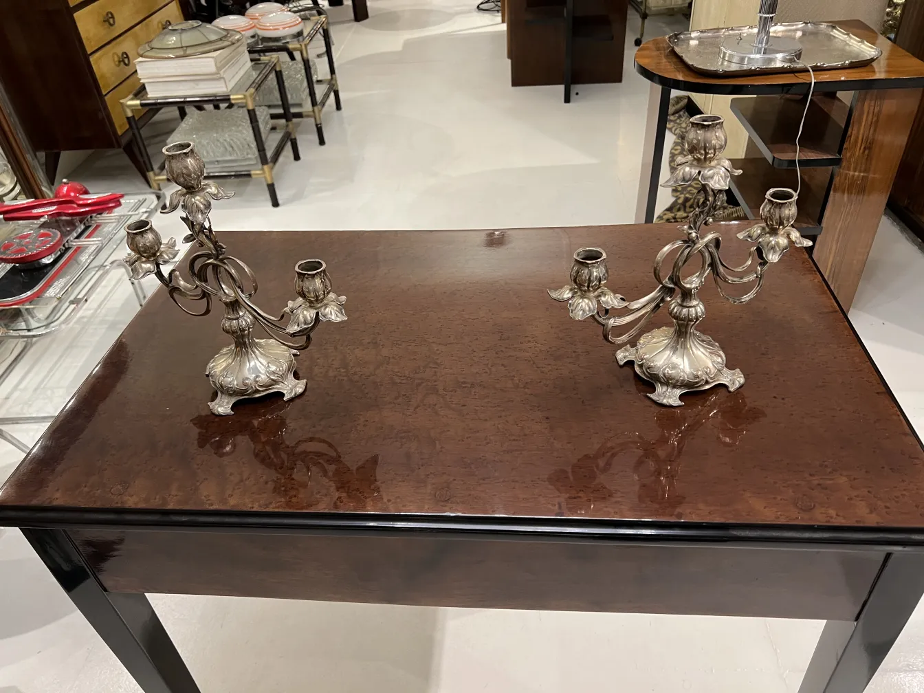 Dos candelabros antiguos de diseño elegante en una mesa