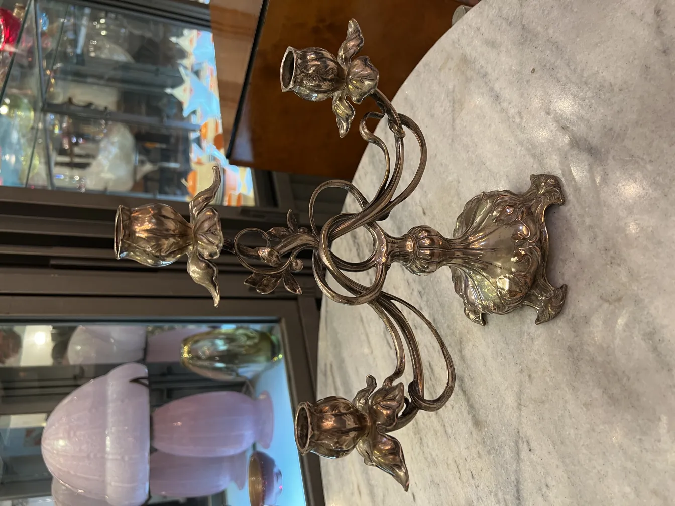 deux candélabres anciens avec fleurs et feuilles décoratives