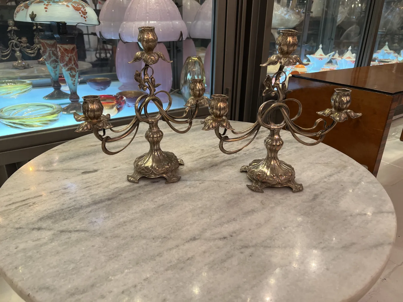 古い燭台2個、エレガントなデザインで居心地の良い環境で。