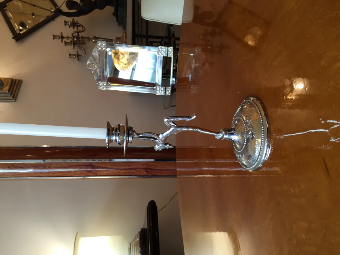 Candélabres anciens avec forme élégante et détails décoratifs, fond classique.