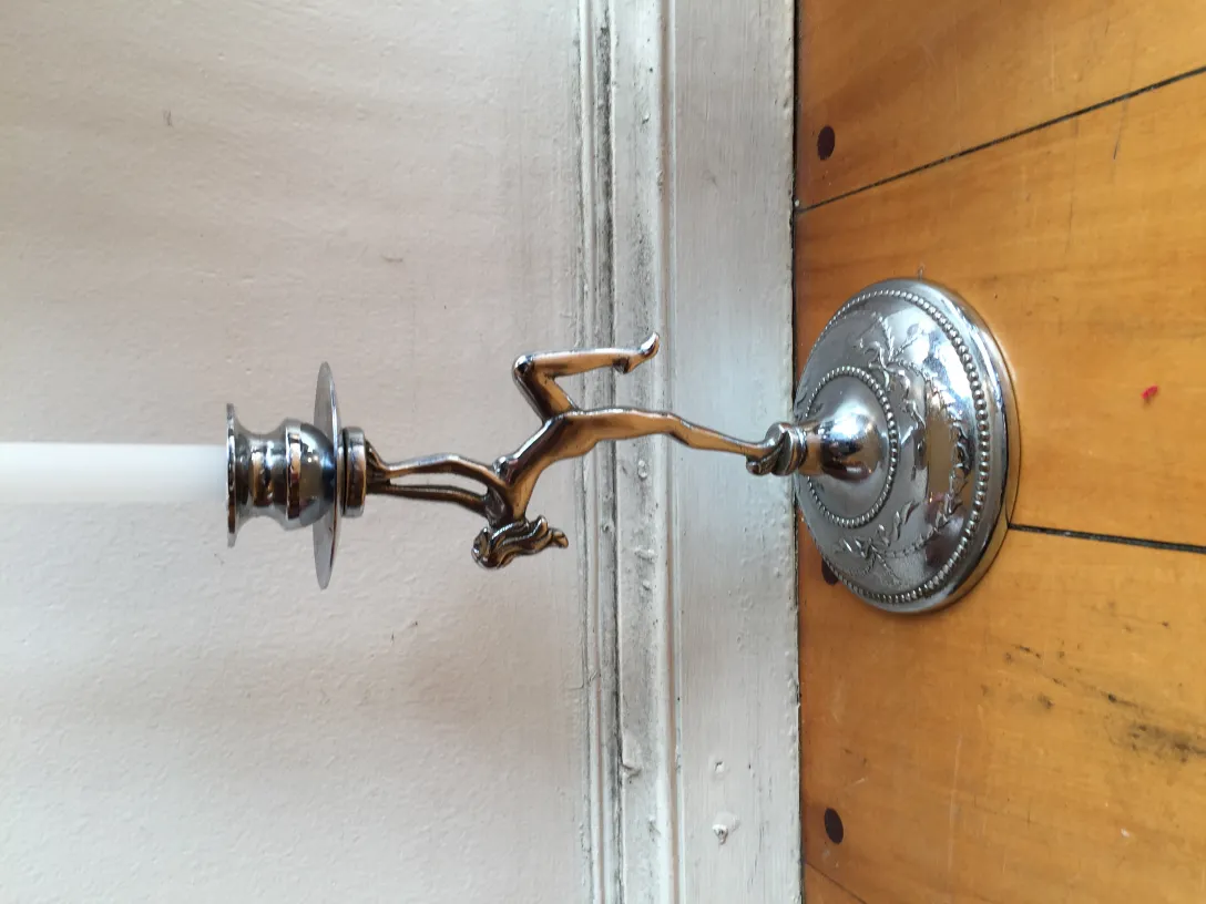 شمعدان قديم بتصميم آرت نوفو في بيئة كلاسيكية