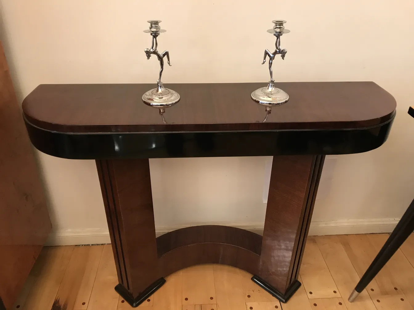 deux candélabres anciens art nouveau sur une table