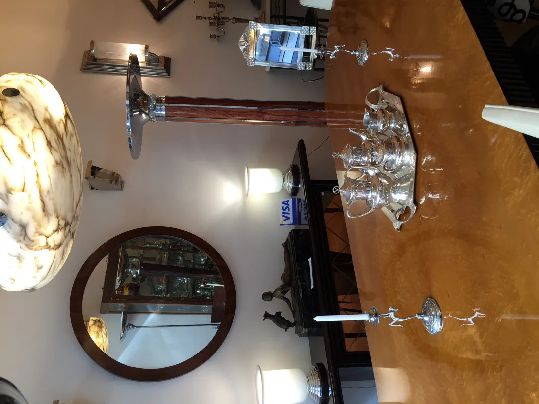 Dos candelabros antiguos art nouveau elegantes en la mesa.