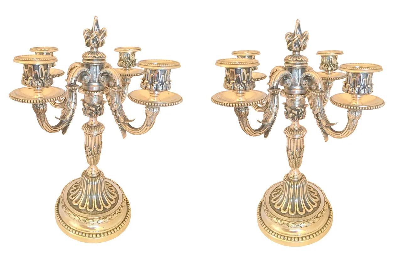 due candelabri antichi con dettagli decorativi
