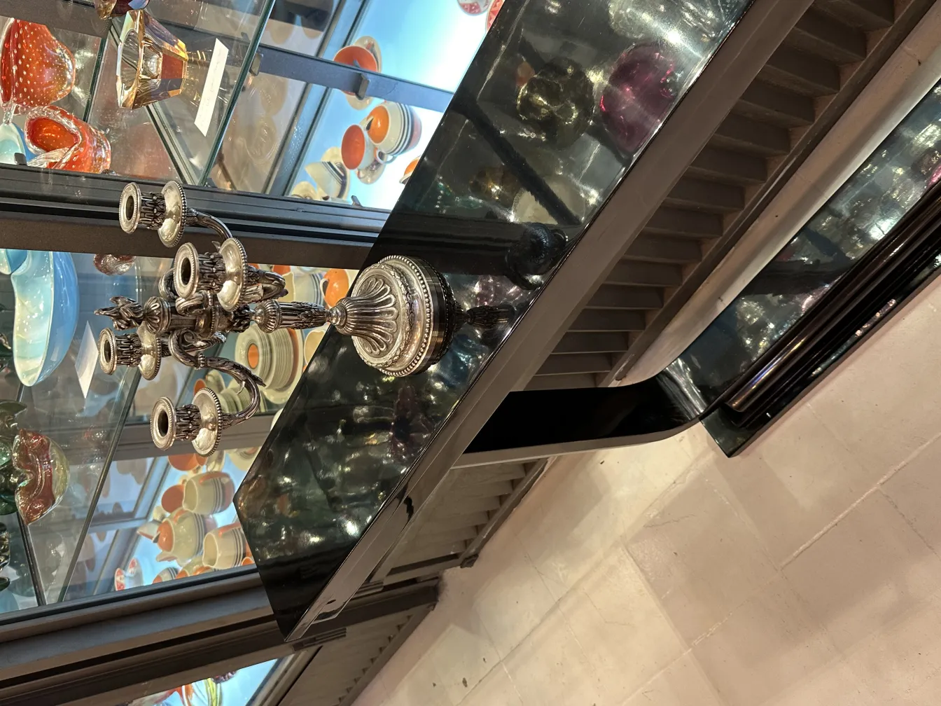 2 antike Kerzenhalter auf einem glänzenden Tisch