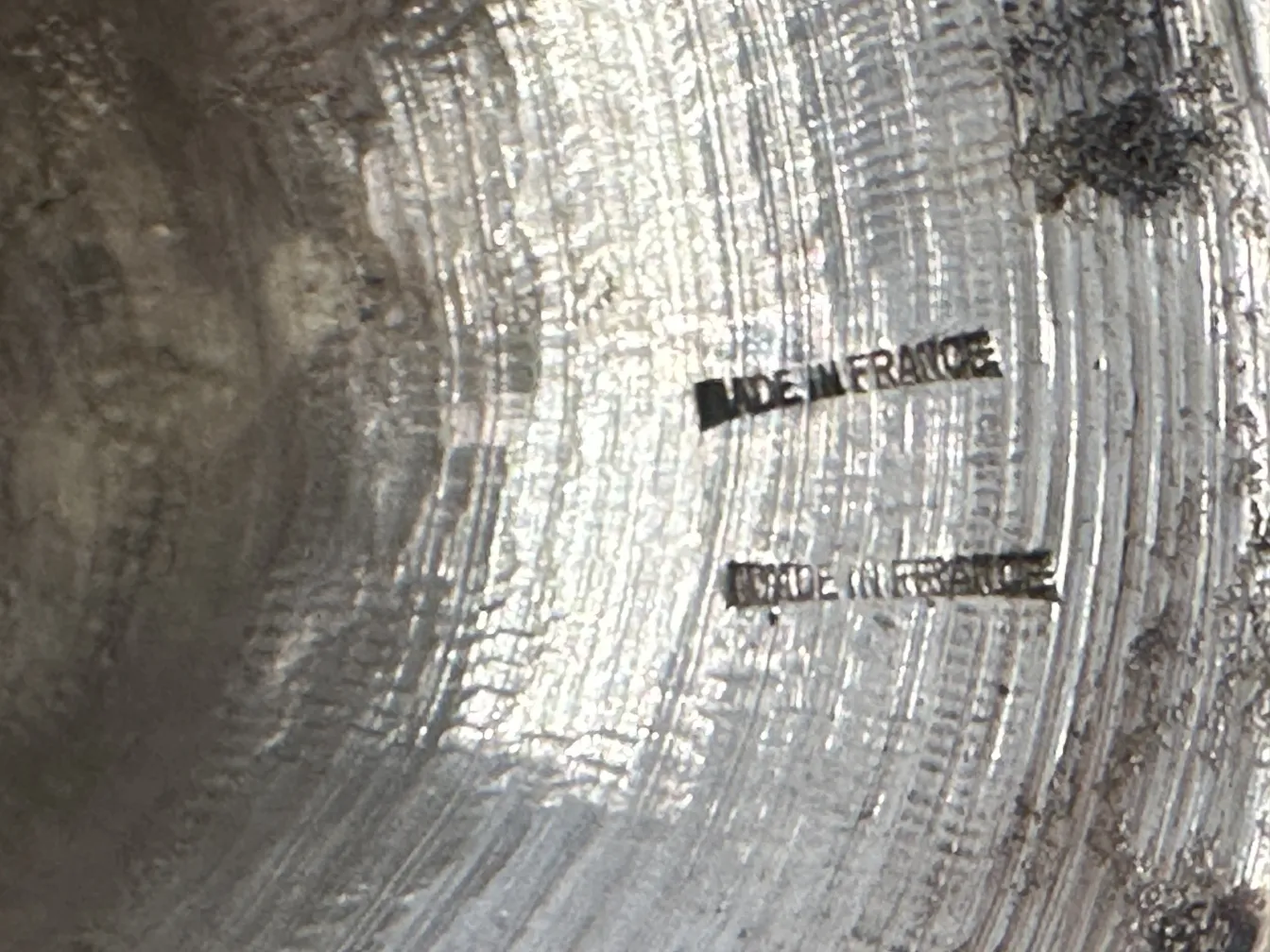 2 个古董艺术新潮的蜡烛台，有复杂的细节