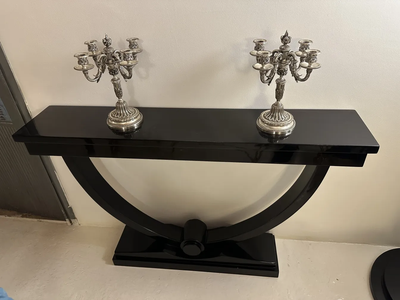 dois castiçais antigos de estilo Art Nouveau sobre uma mesa preta