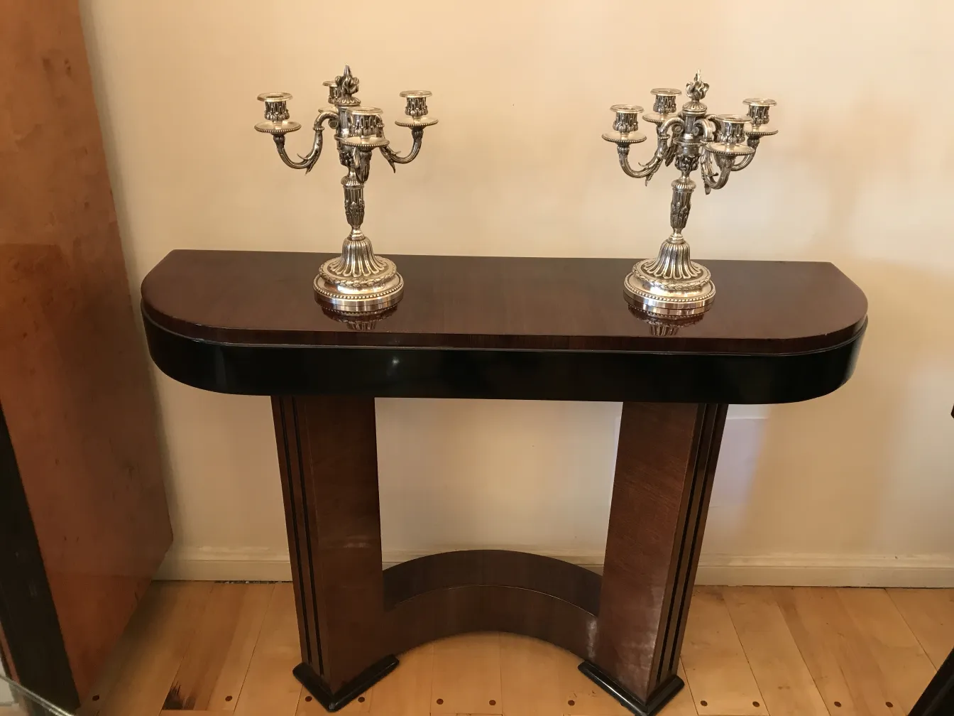 2 candelabri antichi con dettagli decorativi