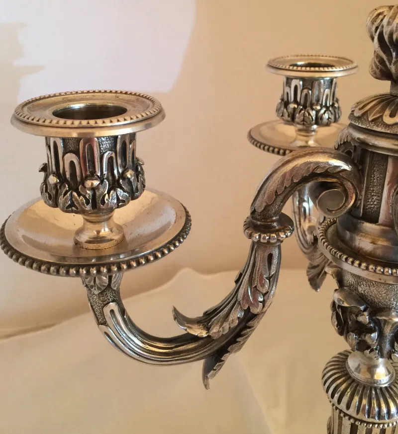 Deux candélabres antiques art nouveau avec des détails intriqués.