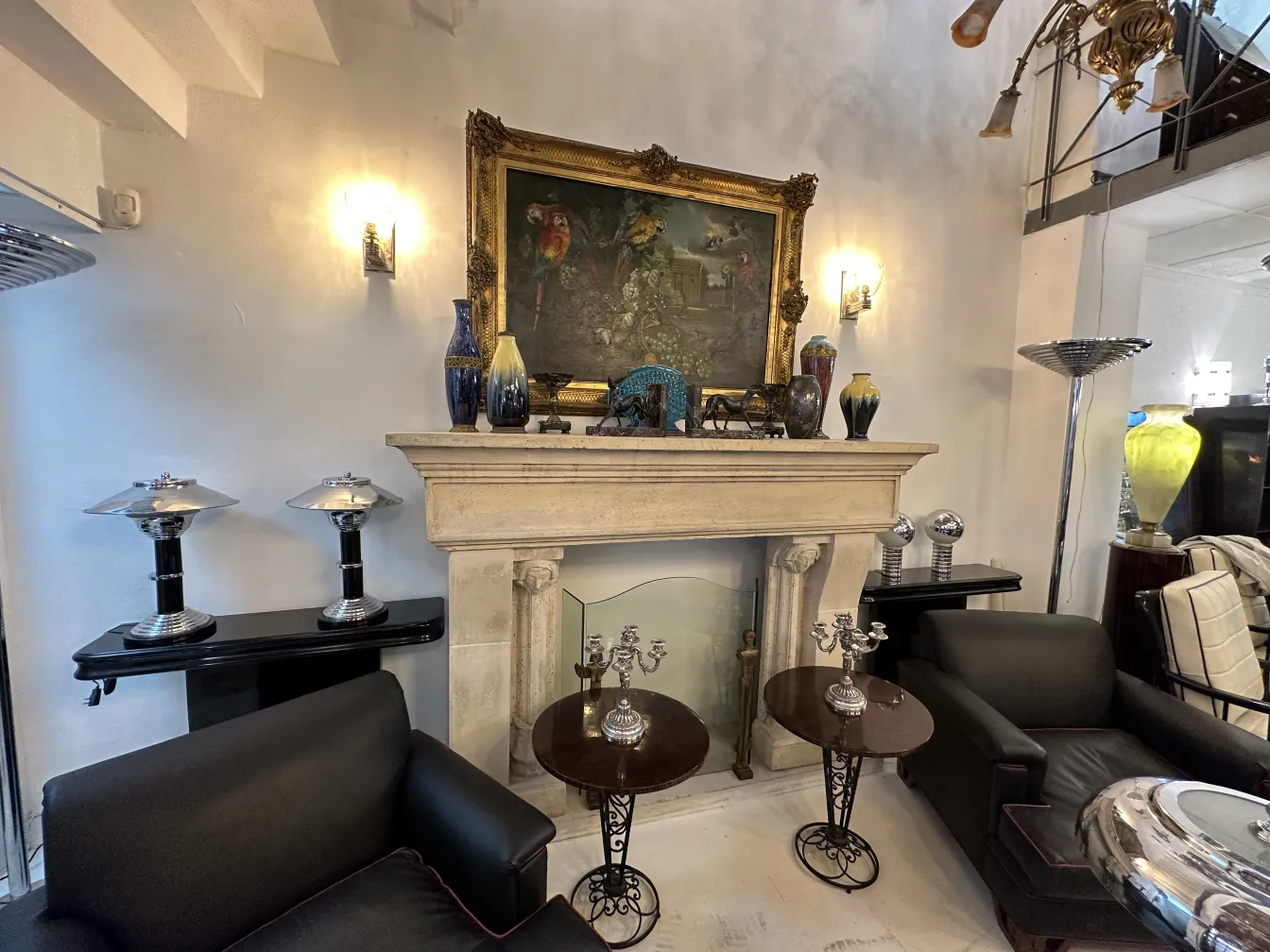 Набор из 2 старинных подсвечников в светлой комнате.