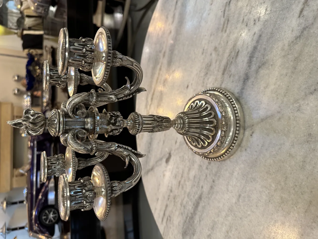 Candélabres anciens de style Art Nouveau sur une table.