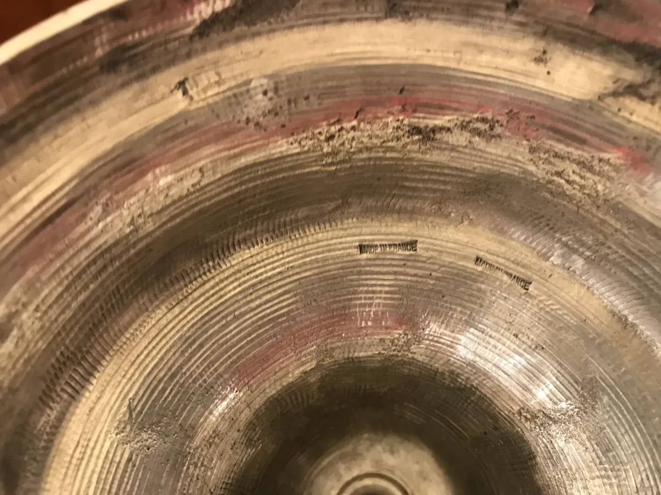 Vista interna de dois castiçais antigos com detalhes art nouveau