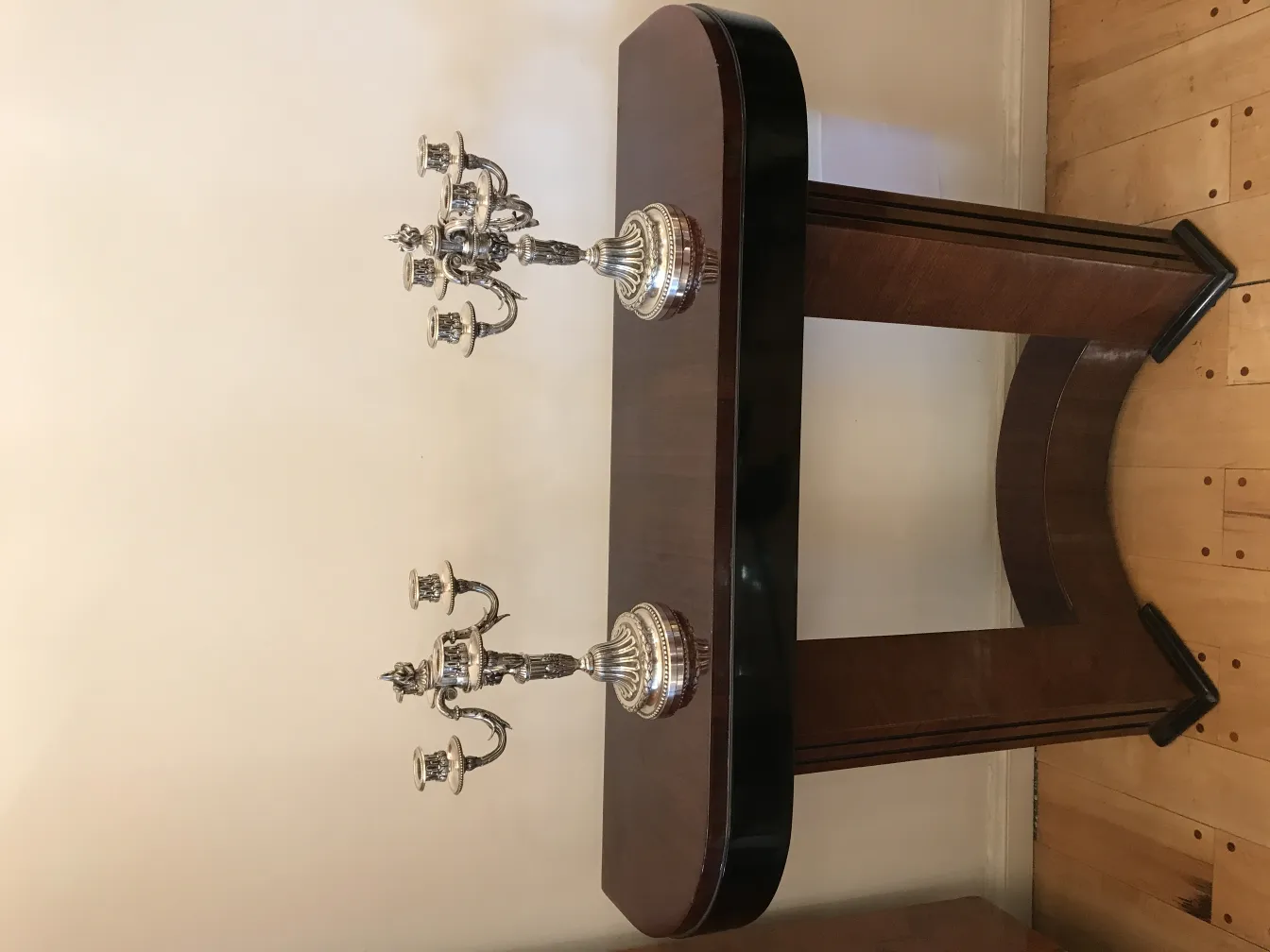 2 candelabros antiguos decorativos en una consola