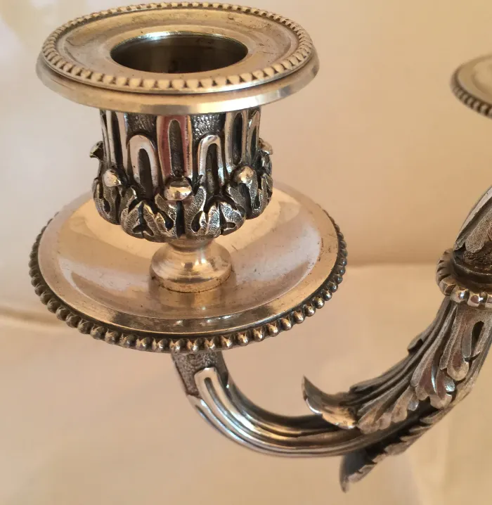 2 candelabros antiguos con detalles elaborados y forma elegante