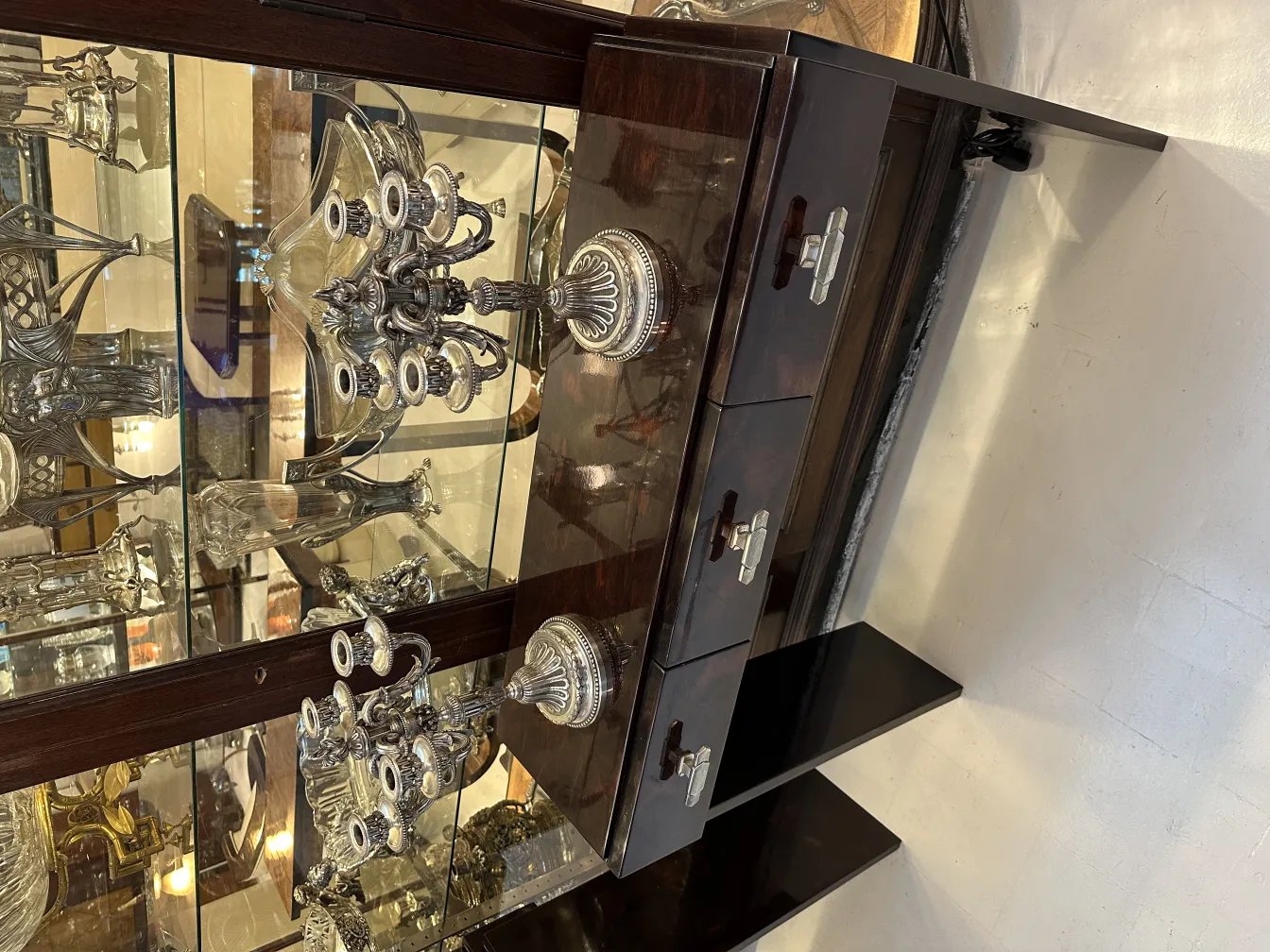 两个古董烛台优雅地展示。