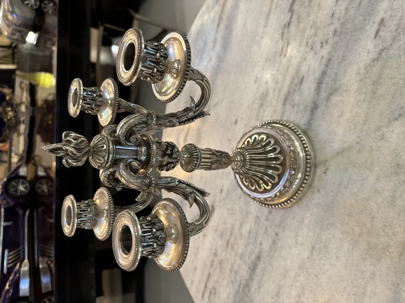 candélabres anciens avec des détails art nouveau dans un cadre élégant