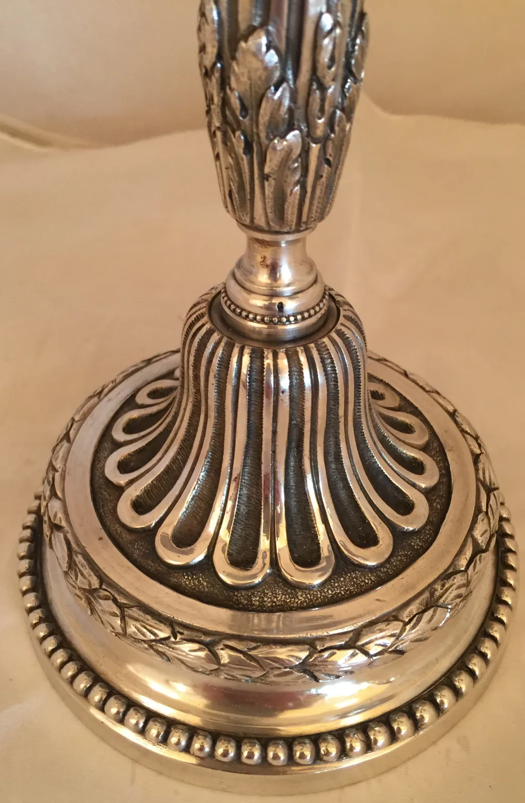 2 candelabri antichi con design decorativo alla base