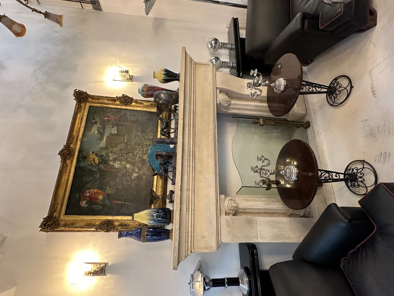 Vista de dois castiçais antigos com decoração, em um ambiente elegante