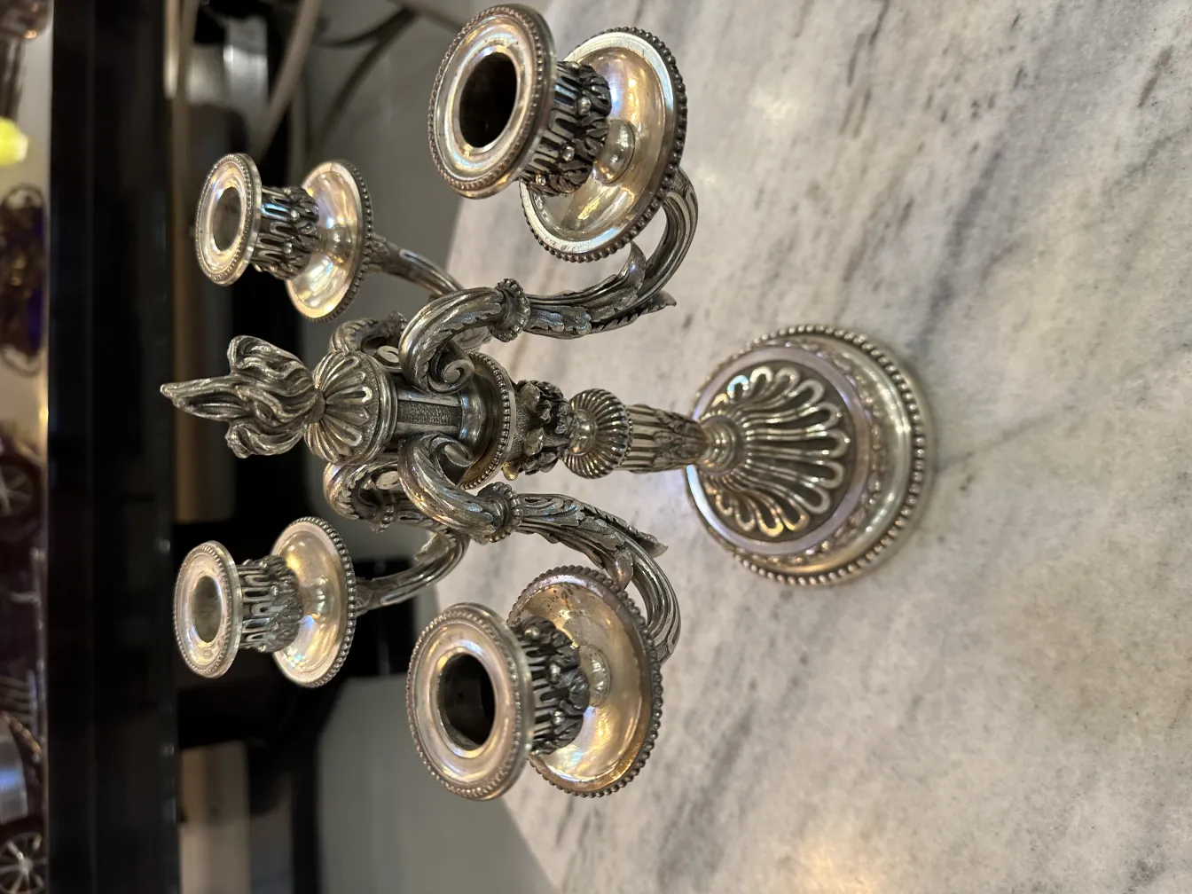 Candélabres anciens de style art nouveau avec des designs intriqués.