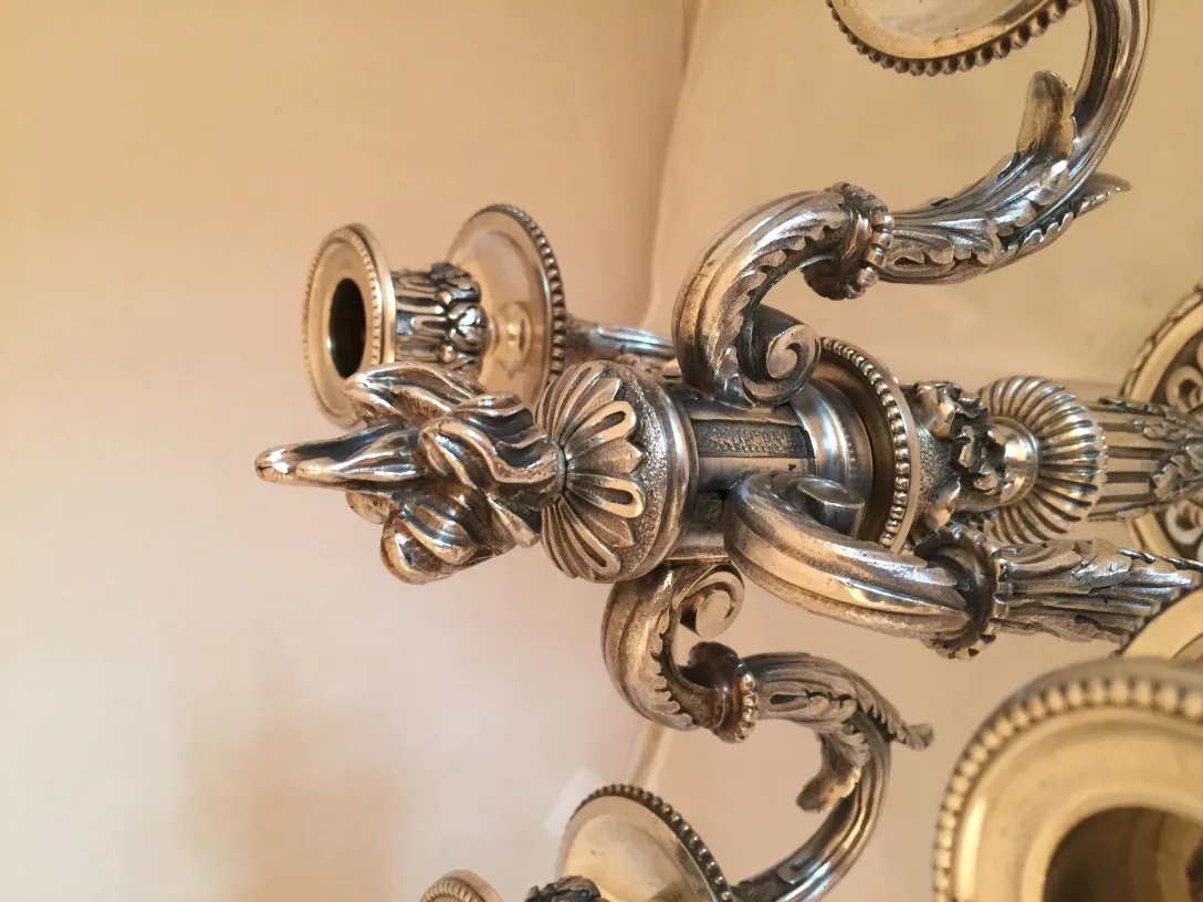 Zwei antike Art Nouveau Kerzenhalter mit ornamentalem Design.