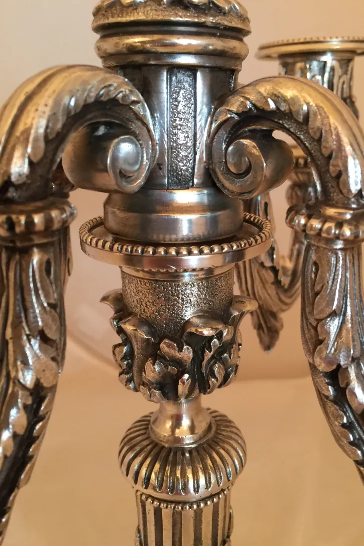 Coppia di portacandeli antichi art nouveau con dettagli elaborati, ambiente elegante