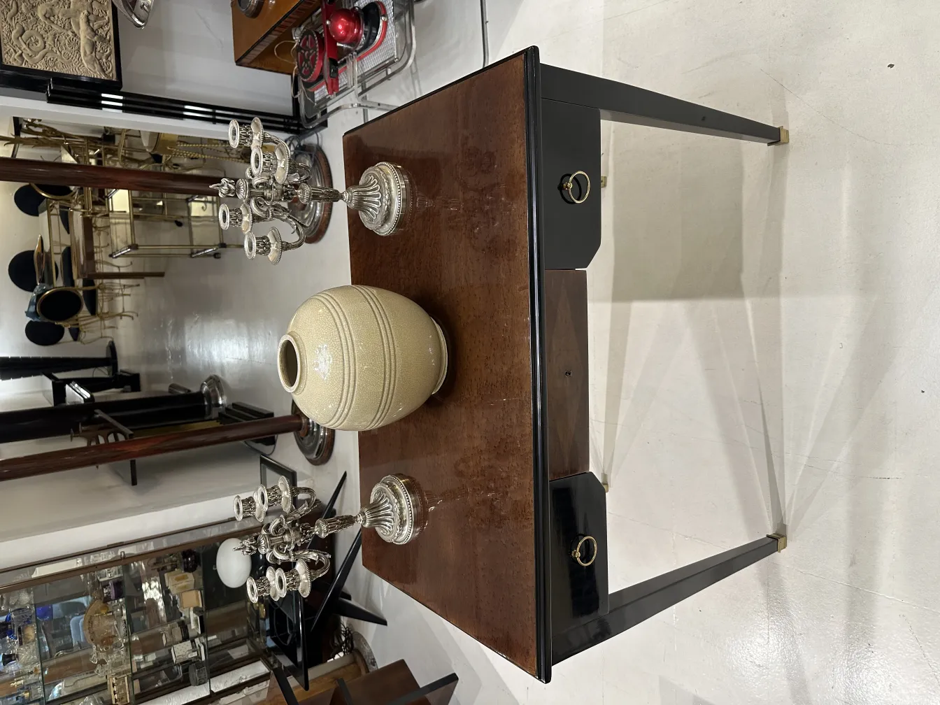 Deux candélabres anciens de style Art Nouveau dans un cadre élégant.