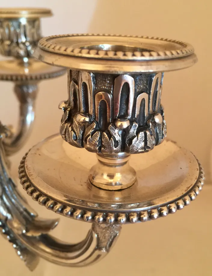 Detailansicht von zwei antiken Kerzenhaltern mit art nouveau Design.