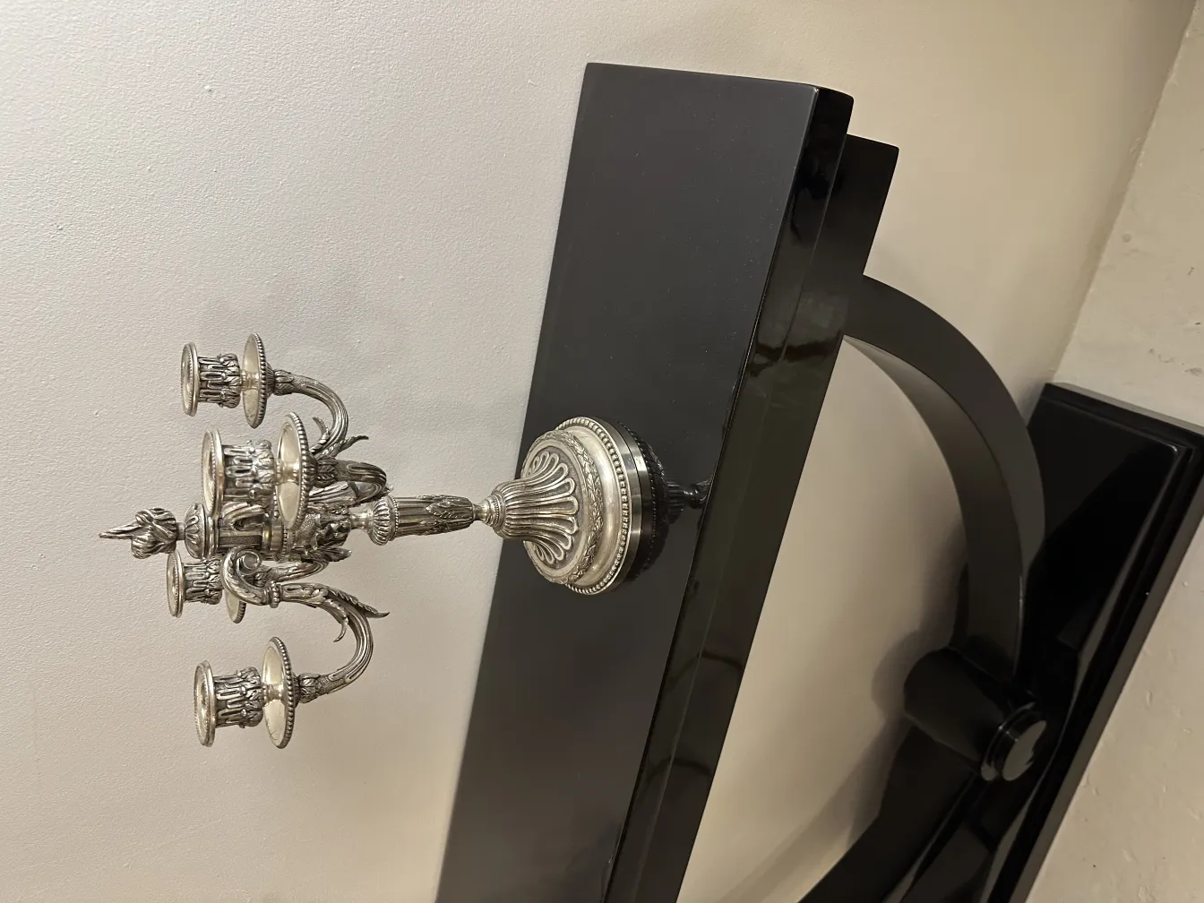 2 castiçais antigos decorativos com detalhes elegantes