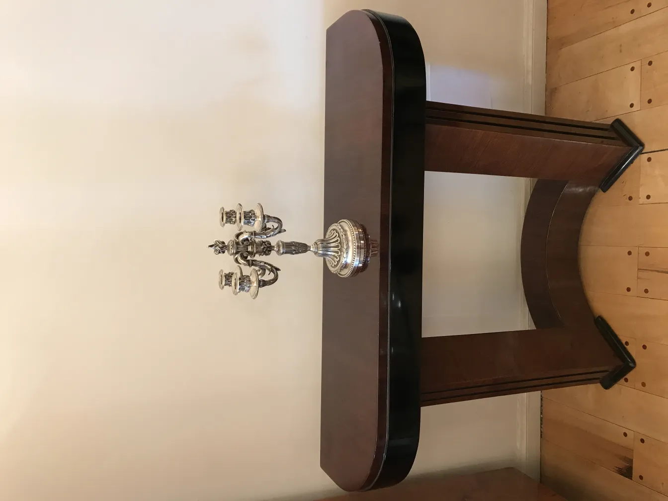 Antike Kerzenhalter im Art Nouveau-Stil auf einem Tisch, klassische Umgebung.