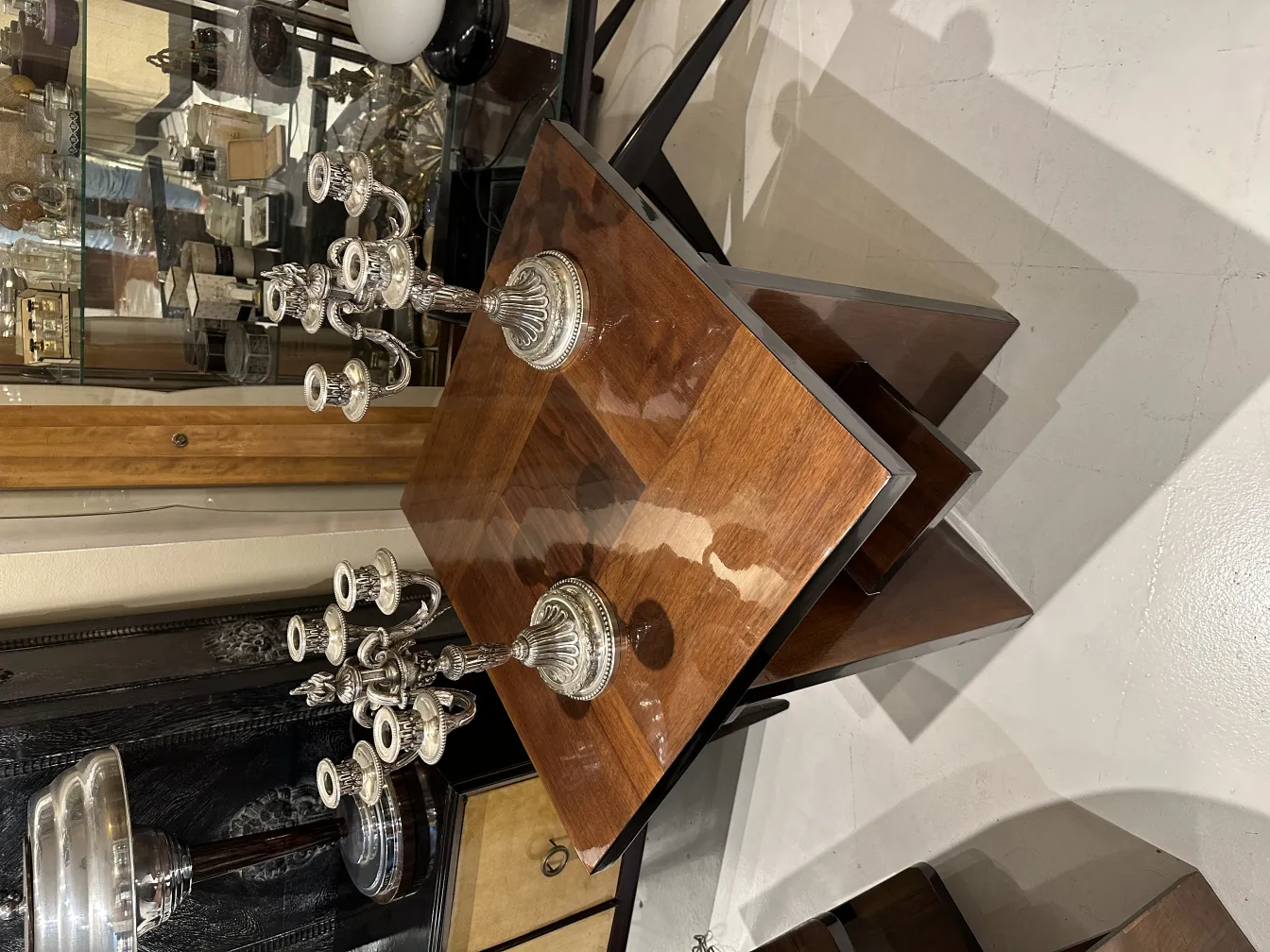 Due portacandeli antichi art nouveau su un tavolo elegante.