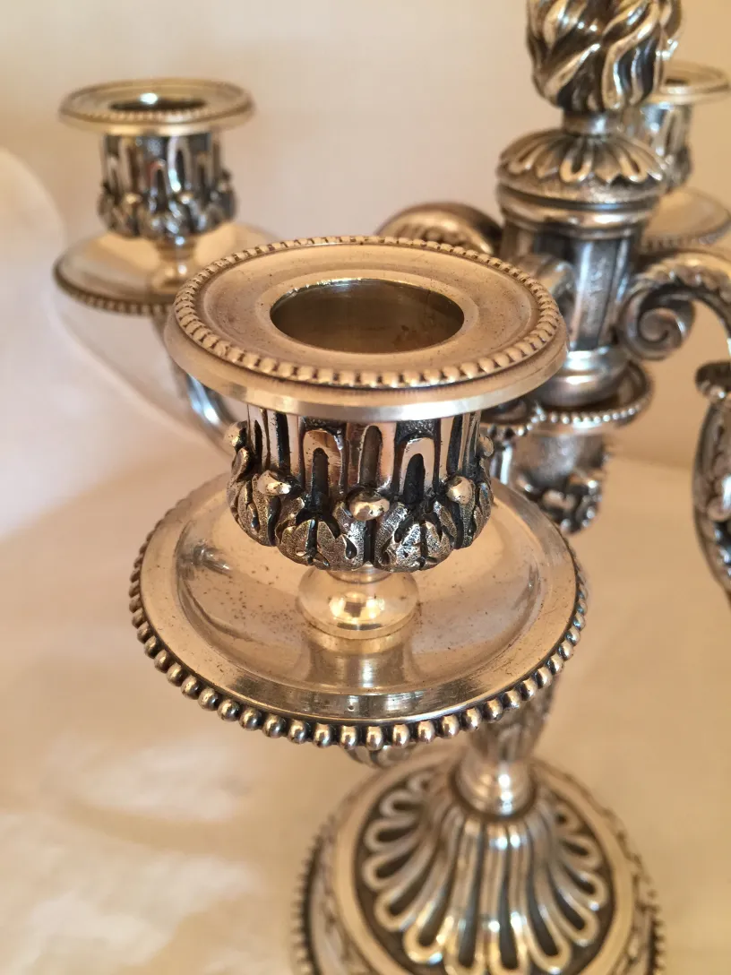 dos candelabros antiguos con detalles elaborados