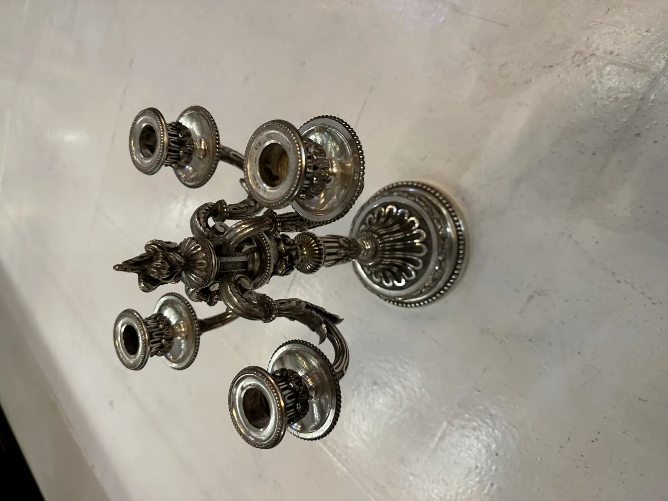 dos candelabros antiguos decorativos con múltiples brazos.