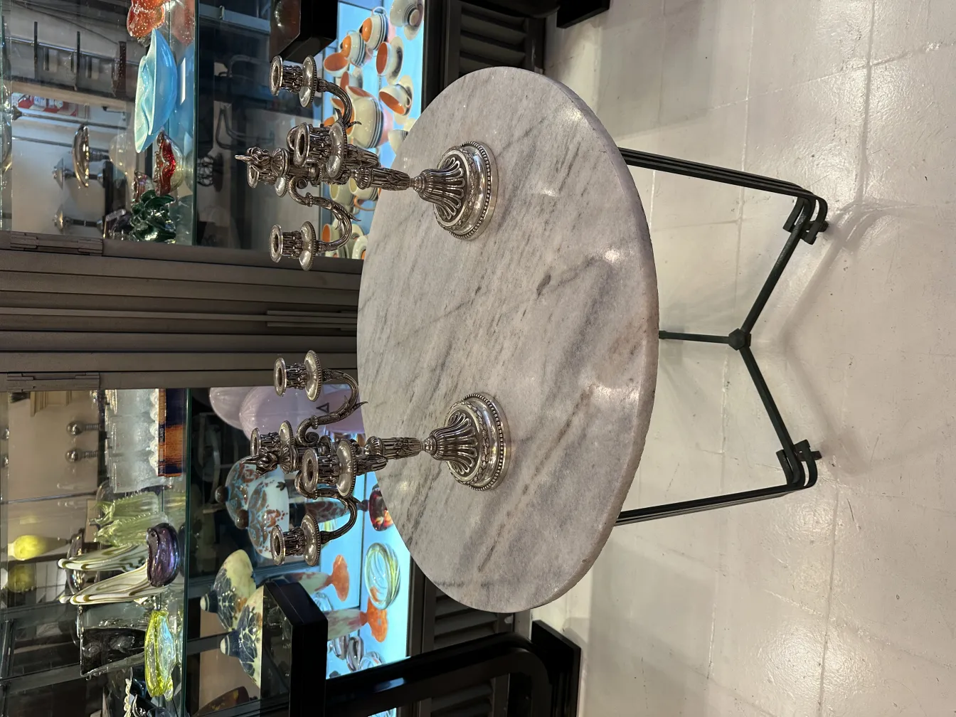 Portacandeli antichi art nouveau su un tavolo di marmo con sfondo decorativo