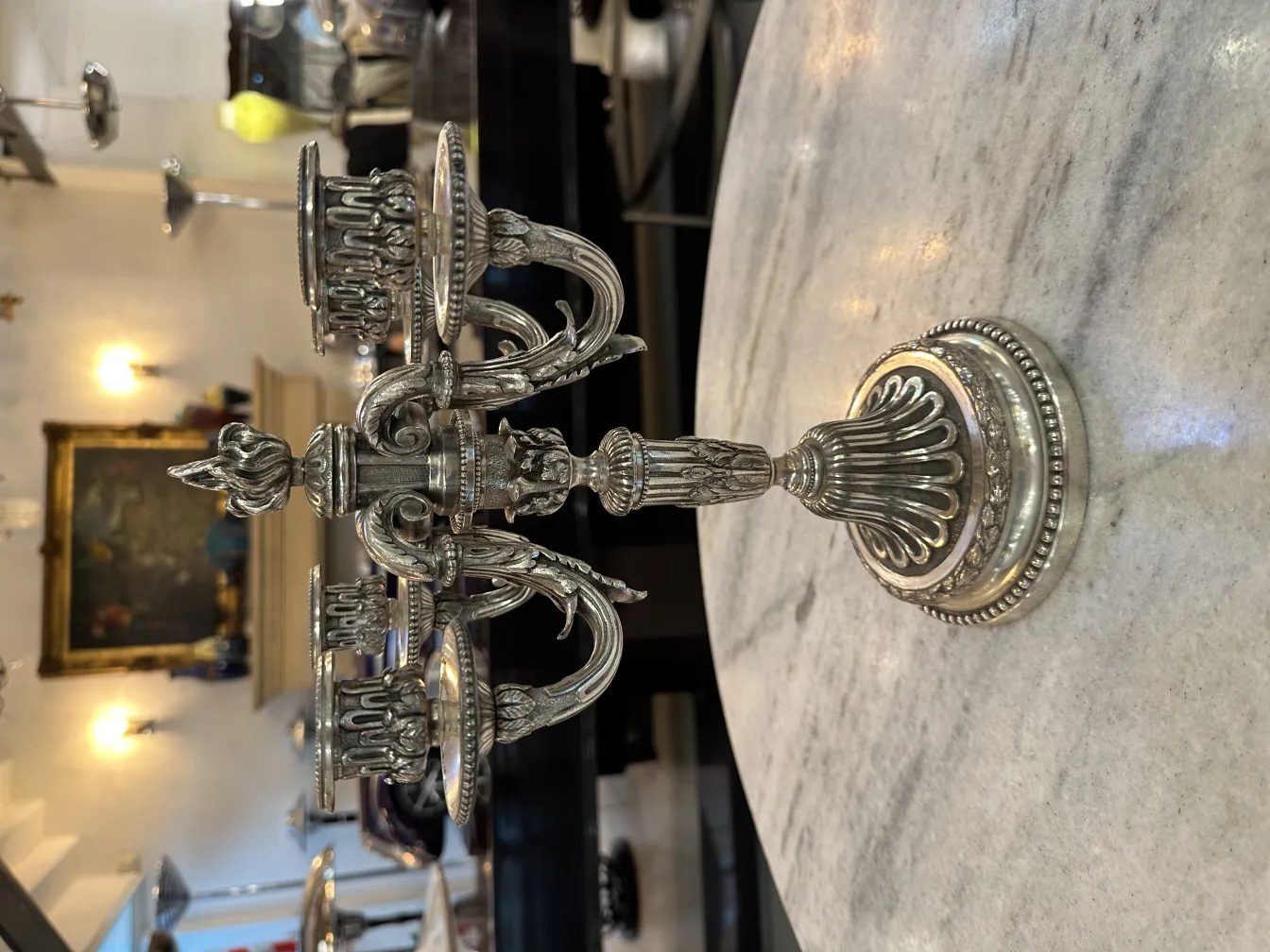 شمعدان قديم art nouveau في بيئة أنيقة