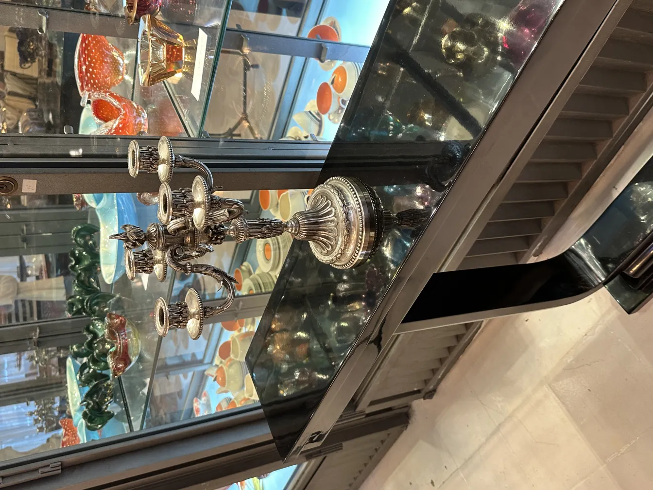 2 कैंडेलब्रा प्राचीन कला अनोखे विवरण के साथ अन्य सजावटी सामान के बगल में