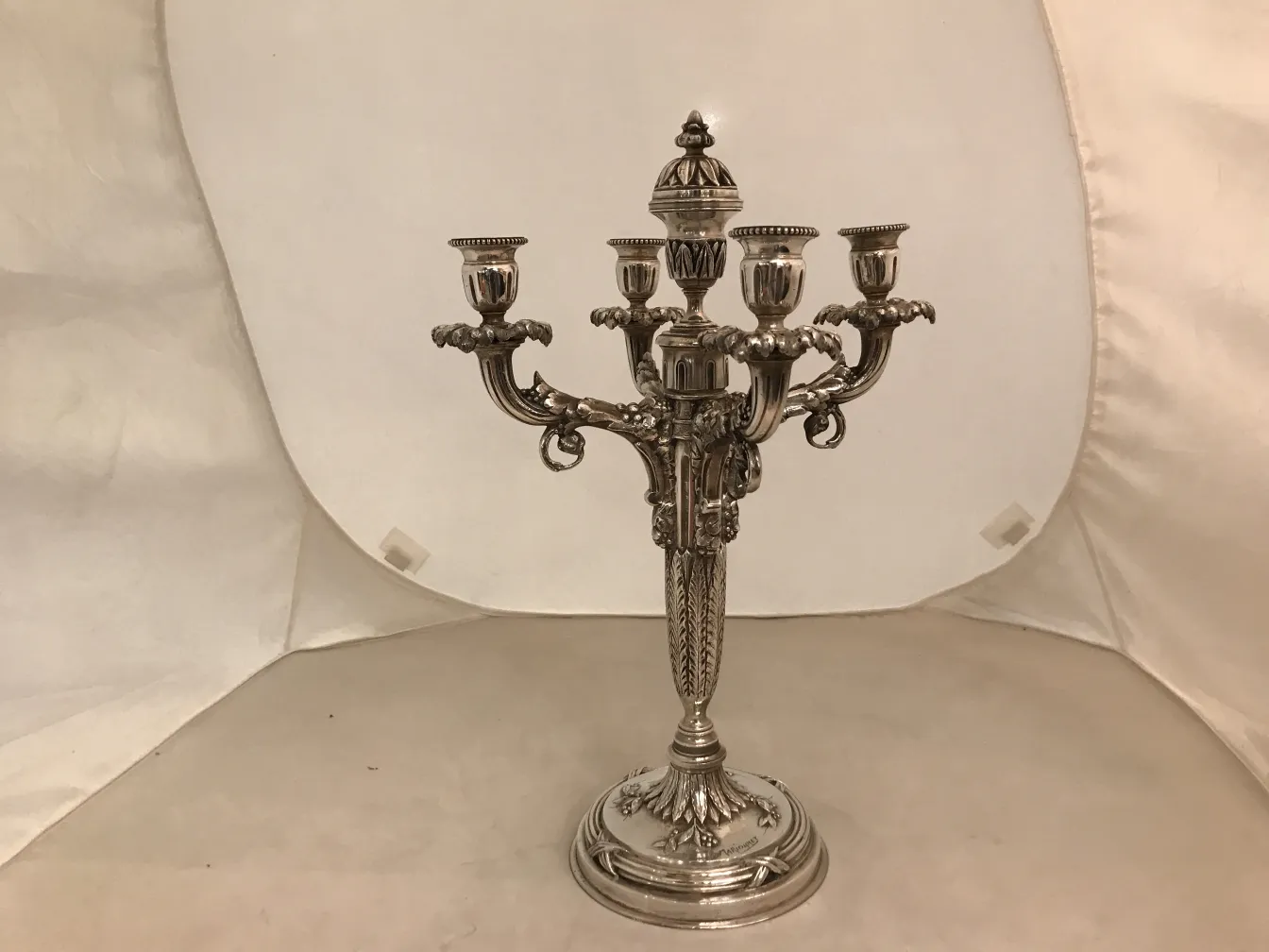 Eleganti portacandeli antichi con design floreale